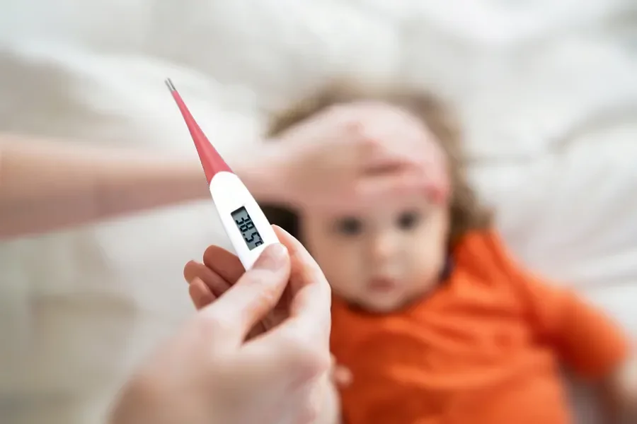 Fieberkrampf beim Kind: Ursachen, Symptome und Erste Hilfe Tipps
